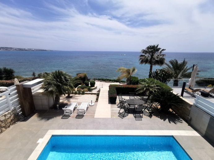 Seafront Villa Suyana, Coral Bay, Zypern
